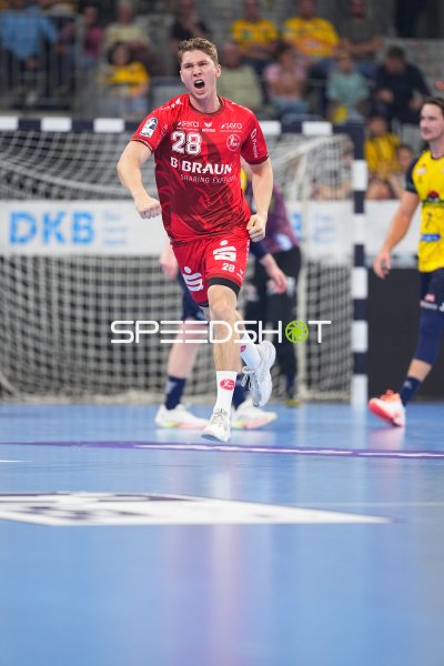 Luca Sigrist (#28; MT Melsungen) jubelt während des Spiels