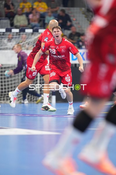 Luca Sigrist (#28; MT Melsungen) jubelt nach Tor in der SAP Arena
