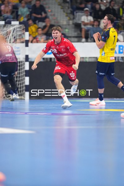 Luca Sigrist (#28; MT Melsungen) jubelt nach Tor gegen Rhein Neckar Löwen