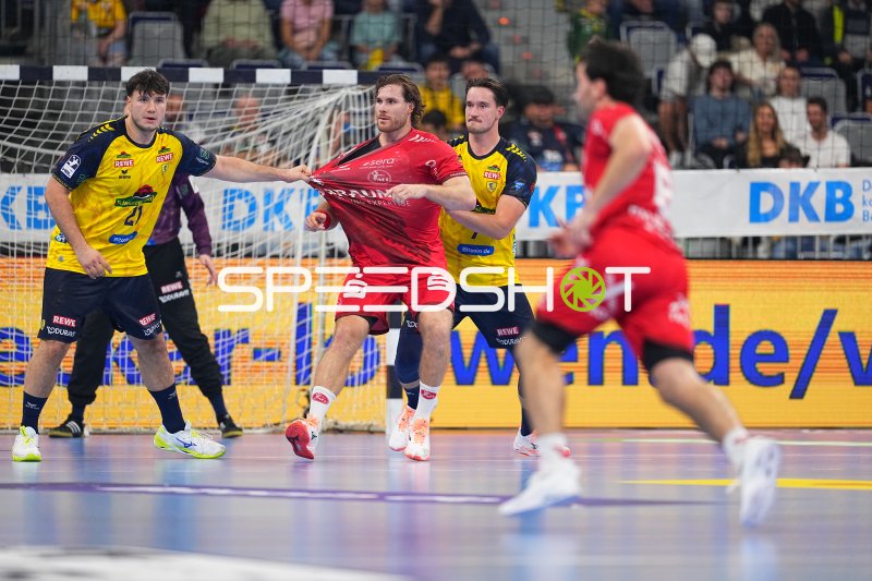 Robert Timmermeister (#7; Rhein Neckar Löwen) im Zweikampf gegen Johannes Golla (#14; MT Melsungen)