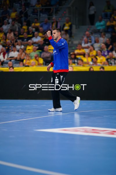 Nebojša Simić (#16; MT Melsungen) jubelt in der SAP Arena