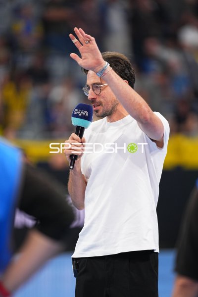 Person spricht mit Mikrofon in der SAP Arena Mannheim