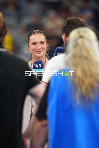 Hannah Nitsche (DYN TV) bei Interview in der SAP Arena
