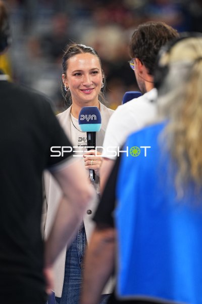 Hannah Nitsche (DYN TV) bei Interview in der SAP Arena