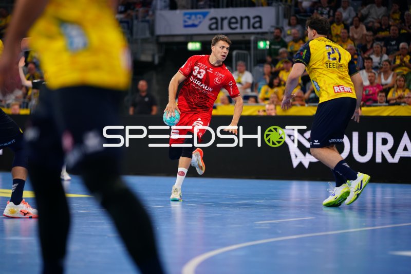 Aaron Mensing (#33; MT Melsungen) im Angriff gegen die Rhein Neckar Löwen