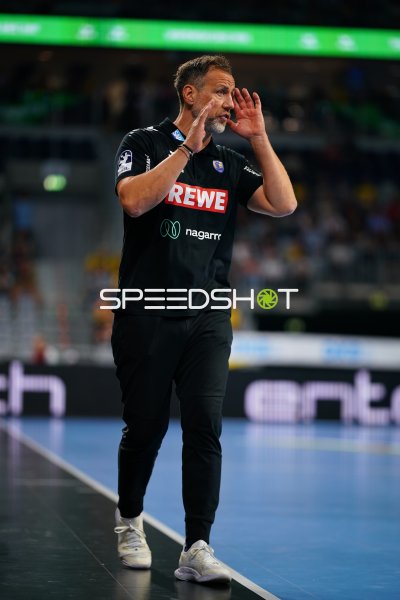 Trainer an der Seitenlinie in der SAP Arena Mannheim