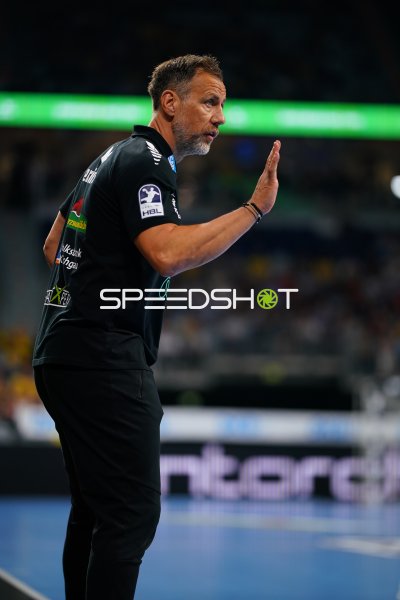 Trainer an der Seitenlinie in der SAP Arena Mannheim