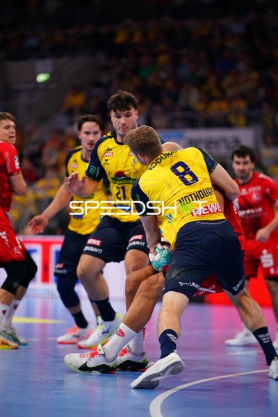 Robert Timmermeister (#7; Rhein Neckar Löwen) gegen Aron Seesing (#21; Rhein Neckar Löwen) im Zweikampf