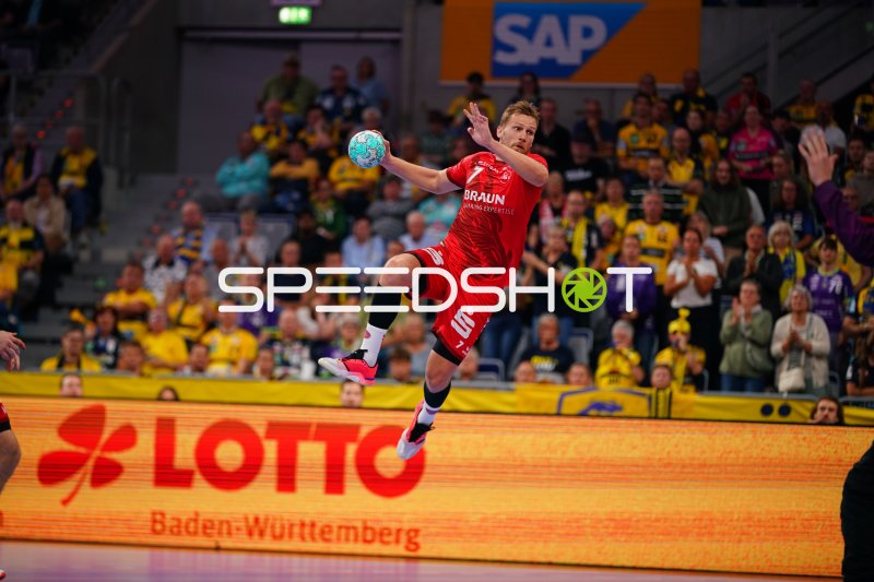 MT Melsungen Spieler im Sprungwurf gegen Rhein Neckar Löwen