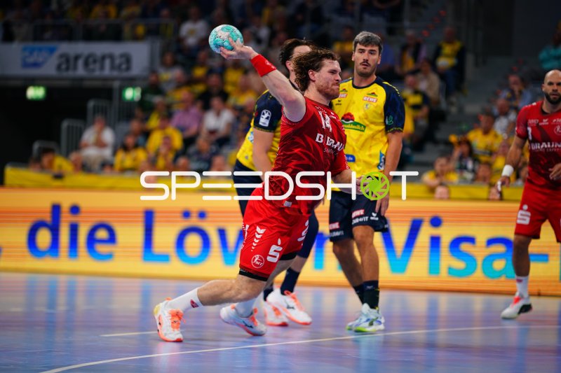 Adrian Sipos (#8; MT Melsungen) im Sprungwurf gegen Jacob Arenth Lassen (#9; Rhein Neckar Löwen)