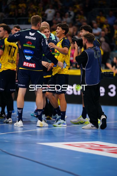 Elias Ciudad-Benitez (#41; Rhein Neckar Löwen) und Niclas Mierzwa (#11; Rhein Neckar Löwen) in der Auszeit