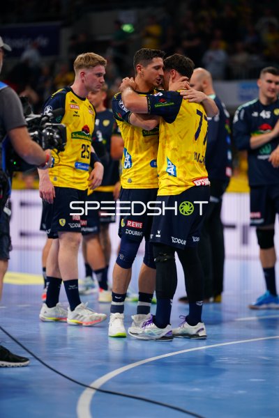 Marius Steinhauser (#19; Rhein Neckar Löwen) jubelt mit Teamkollegen in Mannheim