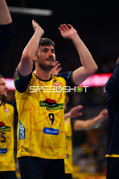 Jacob Arenth Lassen (#9; Rhein Neckar Löwen) jubelt nach Spielende