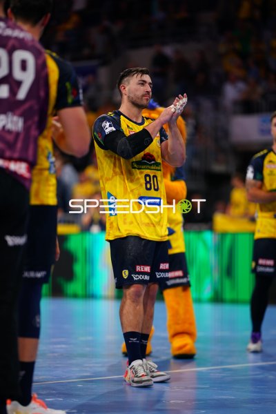 Jannik Kohlbacher (#80; Rhein Neckar Löwen) applaudiert in der SAP Arena
