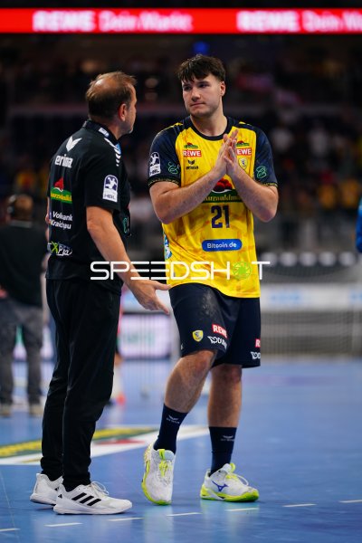Aron Seesing (#21; Rhein Neckar Löwen) im Gespräch mit Trainer des Bergischen HC