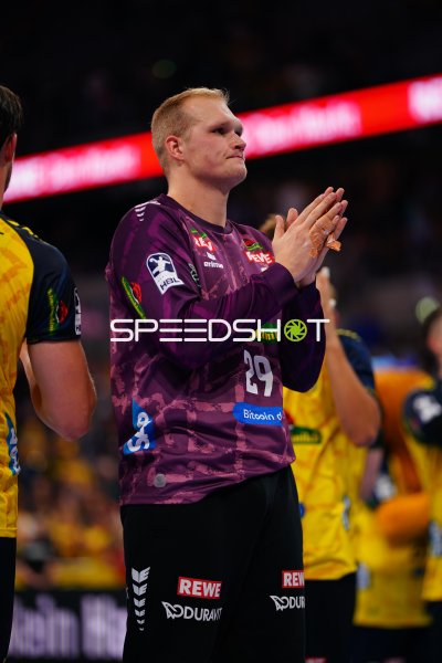 David Späth (#29; Rhein Neckar Löwen) applaudiert nach Spielende