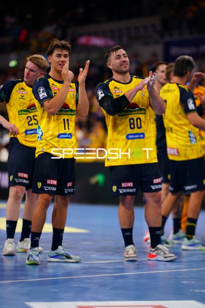 Jannik Kohlbacher (#80; Rhein Neckar Löwen) und Niclas Mierzwa (#11; Rhein Neckar Löwen) jubeln