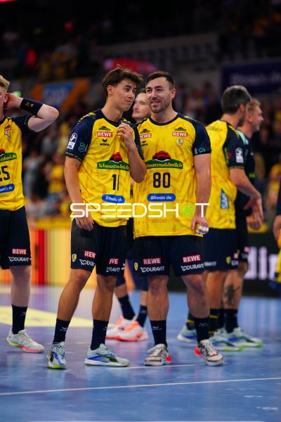 Jannik Kohlbacher (#80; Rhein Neckar Löwen) und Niclas Mierzwa (#11; Rhein Neckar Löwen) nach Spielende