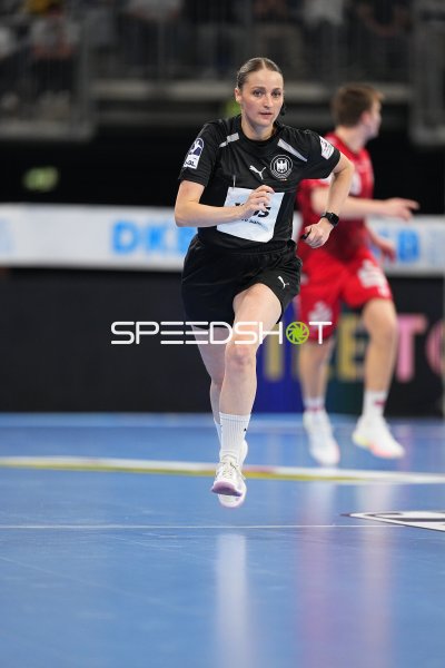 Deutsche Handballspielerin im Laufspiel in der SAP Arena Mannheim