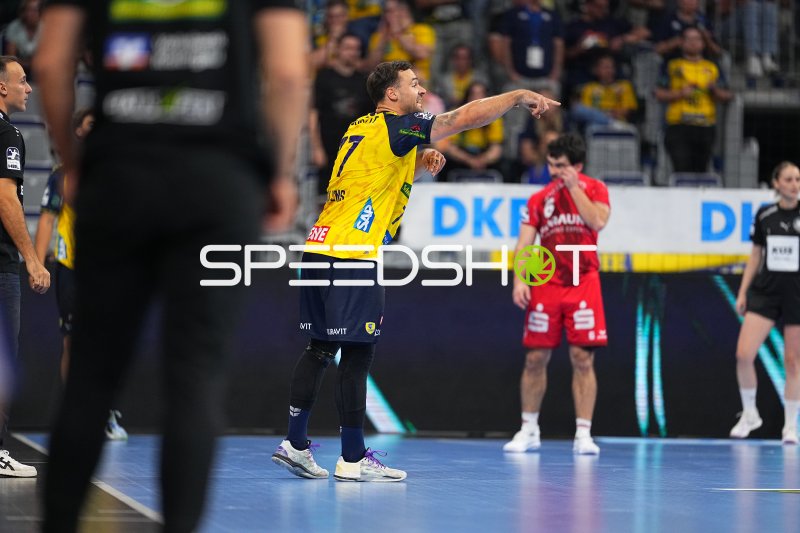 Robert Timmermeister (#7; Rhein Neckar Löwen) dirigiert die Abwehr