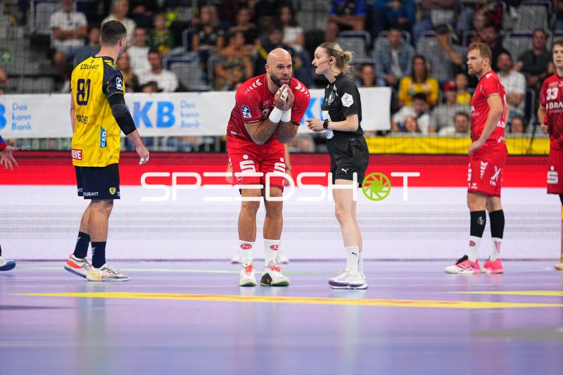 Schiedsrichterin im Gespräch mit Spieler der Rhein Neckar Löwen in der SAP Arena