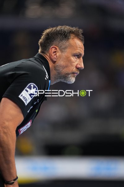 Maik Machulla, Trainer Rhein Neckar Löwen, konzentriert an der Seitenlinie