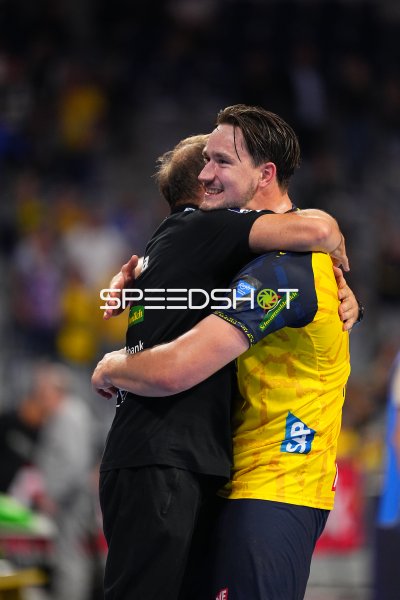 Robert Timmermeister (#7; Rhein Neckar Löwen) umarmt Teamkollegen