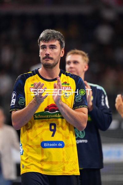 Jacob Arenth Lassen (#9; Rhein Neckar Löwen) applaudiert nach Spielende
