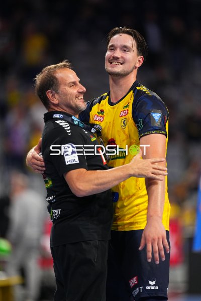 Robert Timmermeister (#7; Rhein Neckar Löwen) mit Trainer in der SAP Arena
