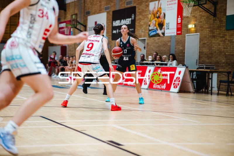 Iris Vennema (#9; GirolivePhanters Osnabrück) gegen USC Eisvögel Freiburg
