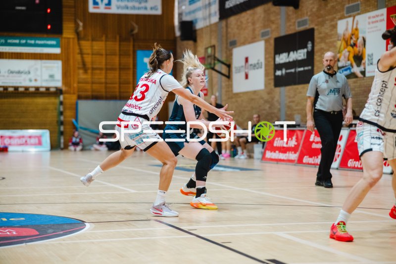 Spielerin der USC Eisvögel Freiburg im Dribbling gegen Osnabrücker Abwehr
