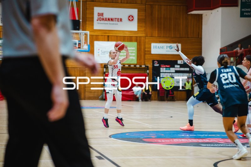 Jessika Schiffer (#55; GirolivePhanters Osnabrück) im Sprungwurf gegen USC Eisvögel Freiburg