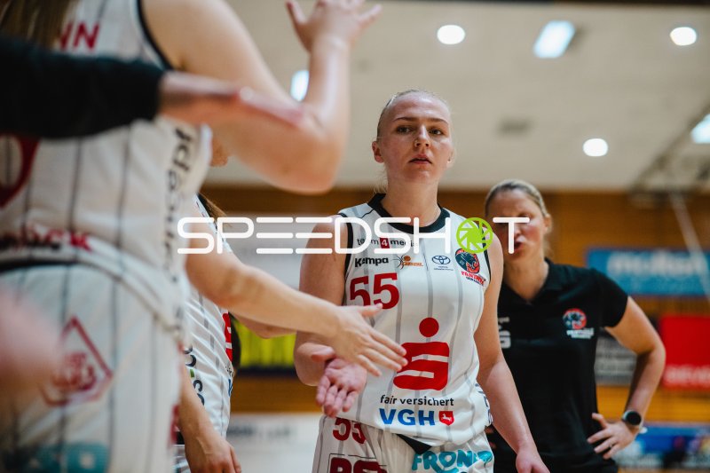 Jessika Schiffer (#55; GirolivePhanters Osnabrück) im Spielaufbau
