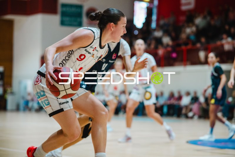 Iris Vennema (#9; GirolivePhanters Osnabrück) im Angriff gegen USC Eisvögel Freiburg