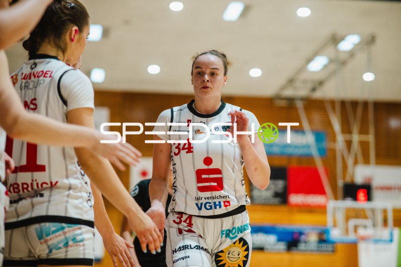 Johanna Langbehn (#34; GirolivePhanters Osnabrück) während Spielunterbrechung