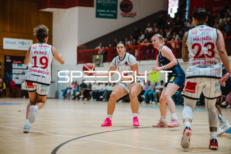 Spielerin der GirolivePhanters Osnabrück mit Ball gegen USC Eisvögel Freiburg
