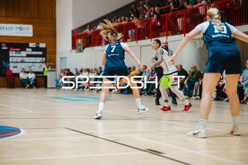 Paula Paradzik (#7; USC Eisvögel Freiburg) in der Defensive gegen Osnabrück