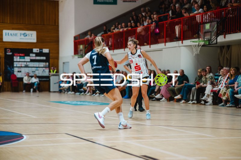 Spielerin der GirolivePhanters Osnabrück in Defensivposition gegen USC Eisvögel Freiburg