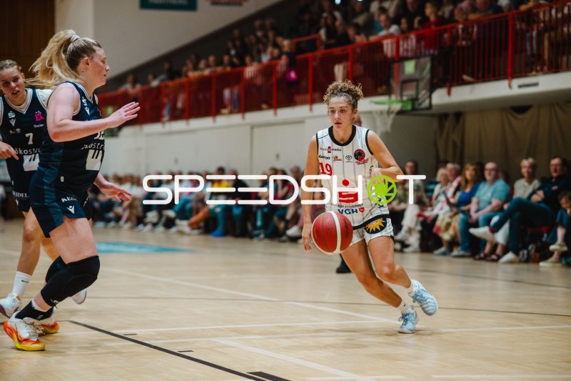 Thalya Perez (#19; GirolivePhanters Osnabrück) mit Ball gegen USC Eisvögel Freiburg