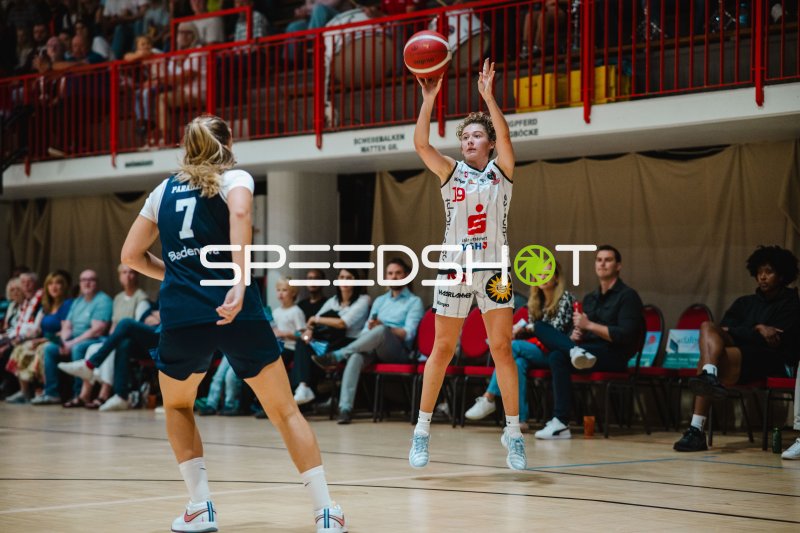 Thalya Perez (#19; GirolivePhanters Osnabrück) im Sprungwurf gegen USC Eisvögel Freiburg