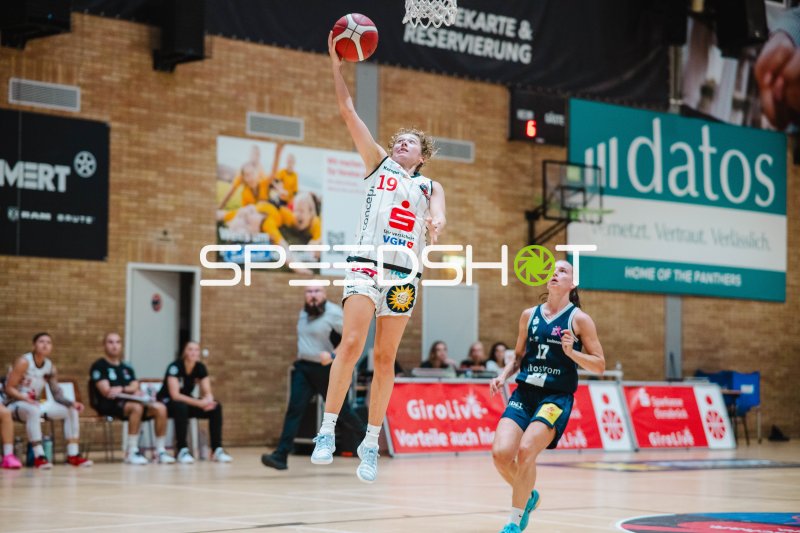 Thalya Perez (#19; GirolivePhanters Osnabrück) im Sprungwurf
