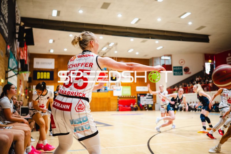 Jessika Schiffer (#55; GirolivePhanters Osnabrück) im Spielaufbau