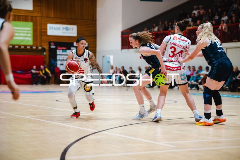 Frederike Askamp (#14; USC Eisvögel Freiburg) im Angriff gegen Osnabrück