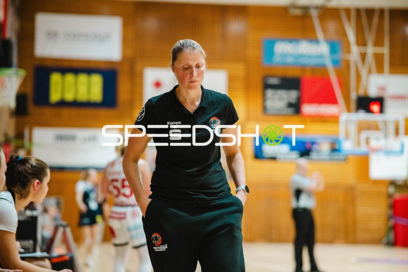 Spielerin der USC Eisvögel Freiburg beim Aufwärmen in Osnabrück