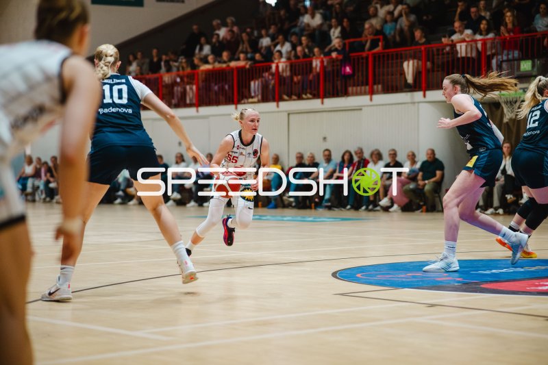Jessika Schiffer (#55; GirolivePhanters Osnabrück) im Angriff gegen USC Eisvögel Freiburg