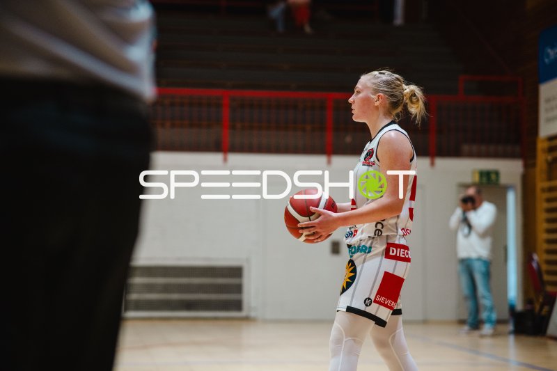 Spielerin der GirolivePhanters Osnabrück mit Basketball in Match-Situation