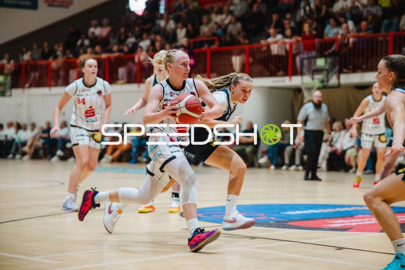 Spielerin der GirolivePhanters Osnabrück im Angriff gegen USC Eisvögel Freiburg