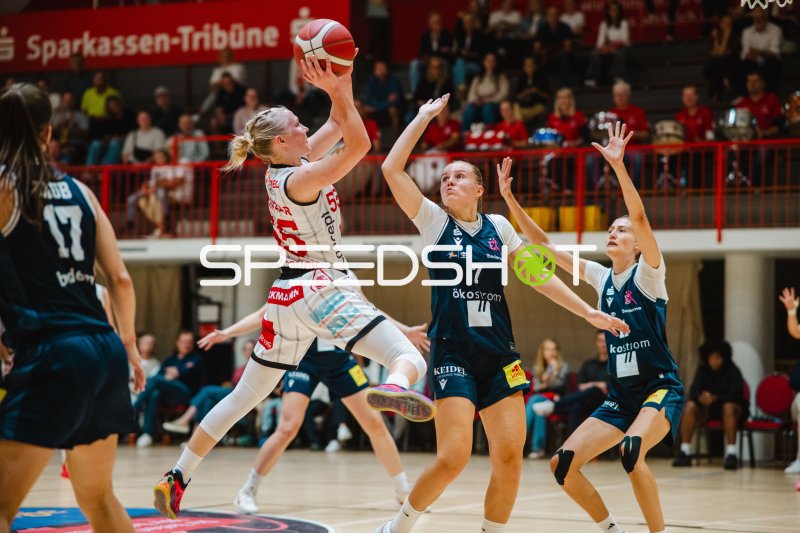 Josephine Bormann (#5; GirolivePhanters Osnabrück) im Sprungwurf gegen USC Eisvögel Freiburg