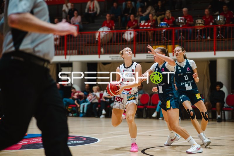 Spielerin der GirolivePhanters Osnabrück im Angriff gegen USC Eisvögel Freiburg