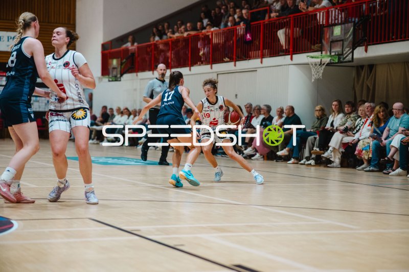 Thalya Perez (#19; GirolivePhanters Osnabrück) mit Ball gegen USC Eisvögel Freiburg